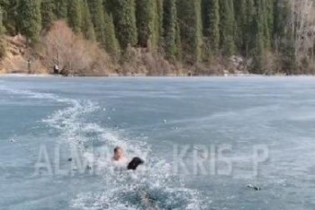 Фотография к новости: Мужчина спас провалившуюся под лёд собаку на Кольсае