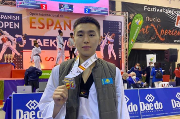 Фотография к новости: Казахстанский таеквондист завоевал серебро на турнире в Испании