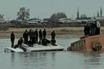 Фотография к новости: Перевозившие вахтовиков автобусы затонули в реке в Актюбинской области