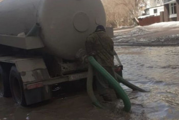Фотография к новости: Жителей Караганды эвакуируют из-за потопа, школьников перевели на дистанционку