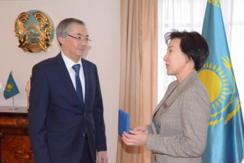 Фотография к новости: Казахстанского филолога наградили в Польше