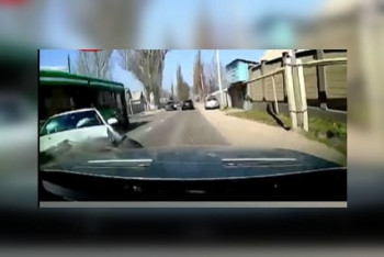 Фотография к новости: У автобуса отказали тормоза. Видео ДТП под Алматы появилось в Сети