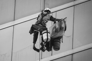 Фотография к новости: В Алматы сорвался и погиб промышленный альпинист