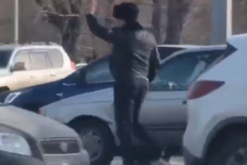 Фотография к новости: Регулировщик на затопленном перекрестке в Караганде восхитил соцсети