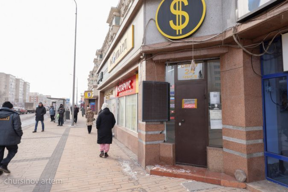 Доллар в обменниках упал до 449 тенге