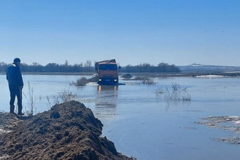 Фотография к новости: Ледяной затор ликвидируют в восточноказахстанском селе