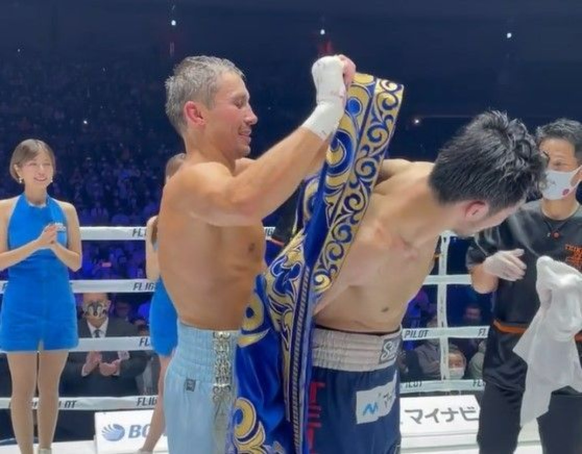 Головкин после боя подарил свой казахский чапан Мурате