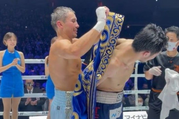 Фотография к новости: Головкин после боя подарил свой казахский чапан Мурате