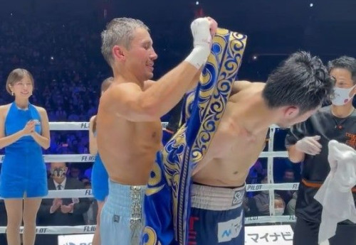 Фотография к новости: Головкин после боя подарил свой казахский чапан Мурате