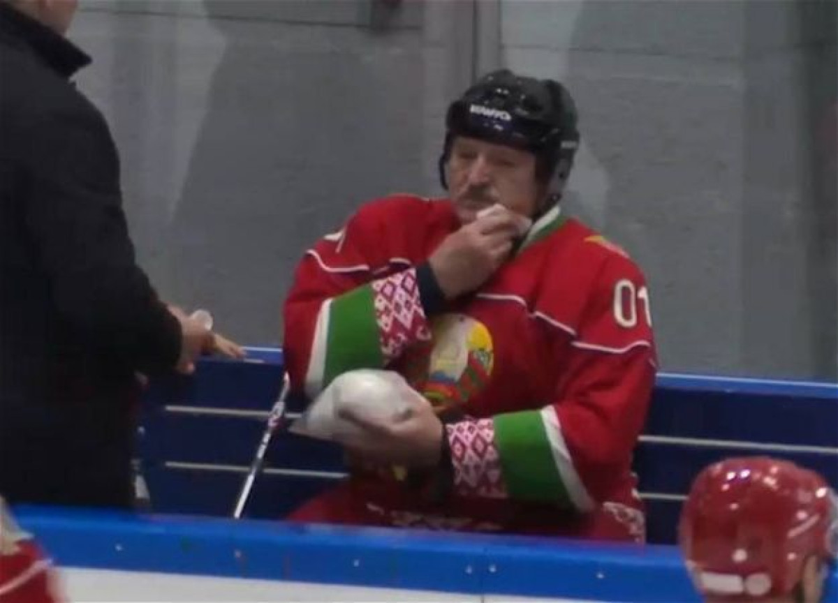 Президент Беларуси получил клюшкой по лицу во время любительского турнира