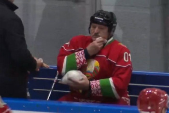 Фотография к новости: Президент Беларуси получил клюшкой по лицу во время любительского турнира