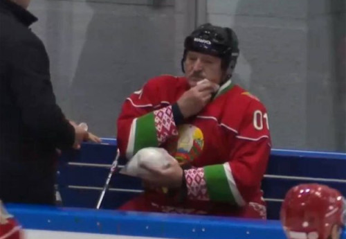 Фотография к новости: Президент Беларуси получил клюшкой по лицу во время любительского турнира