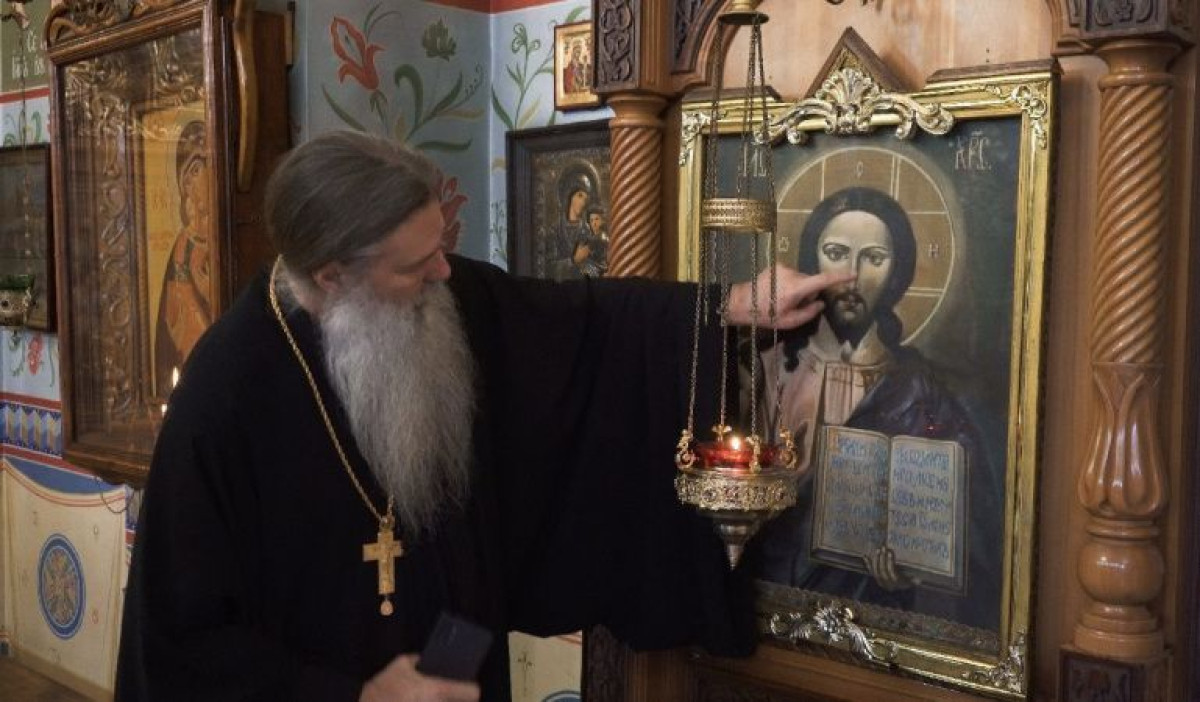 АПН. Архимандрит Игнатий (Сидоренко) указывает на икону, которая мироточит. Город Есик