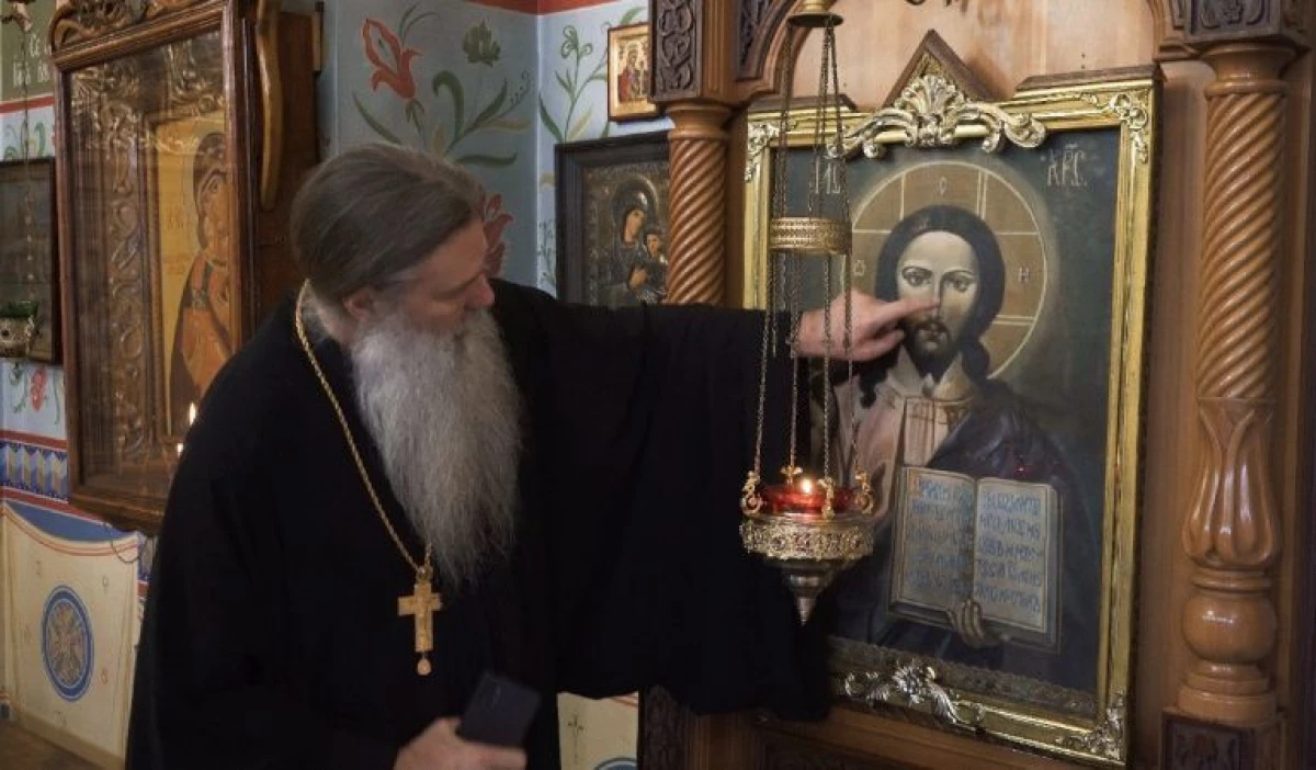 АПН. Архимандрит Игнатий (Сидоренко) указывает на икону, которая мироточит. Город Есик