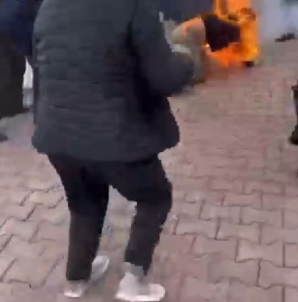 Жертва финансовой пирамиды подожгла себя у здания МВД в Нур-Султане