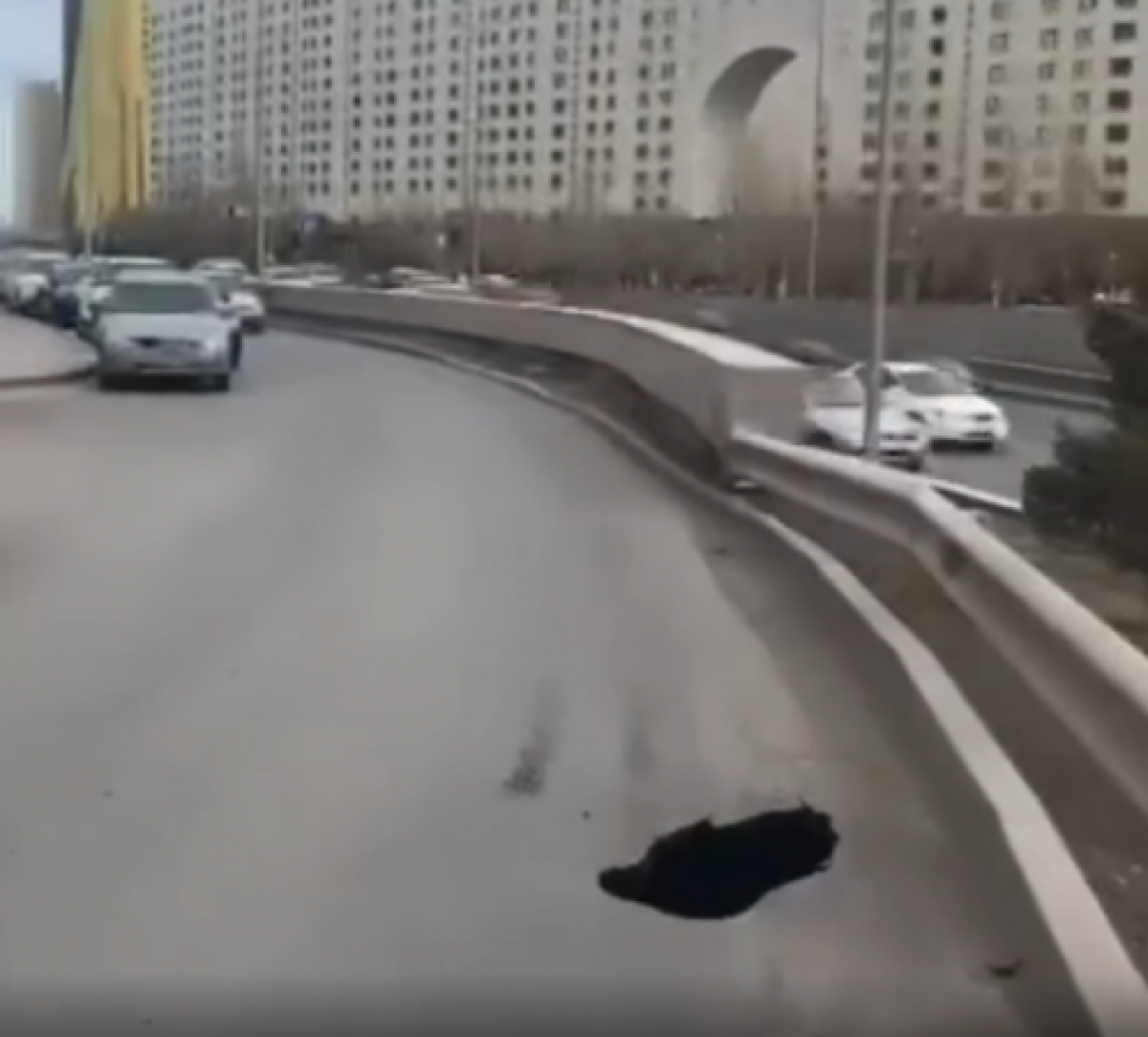 Асфальт провалился на дороге в центре Нур-Султана