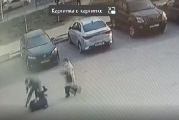 Фотография к новости: Мужчина избил бывшую жену на улице в Нур-Султане