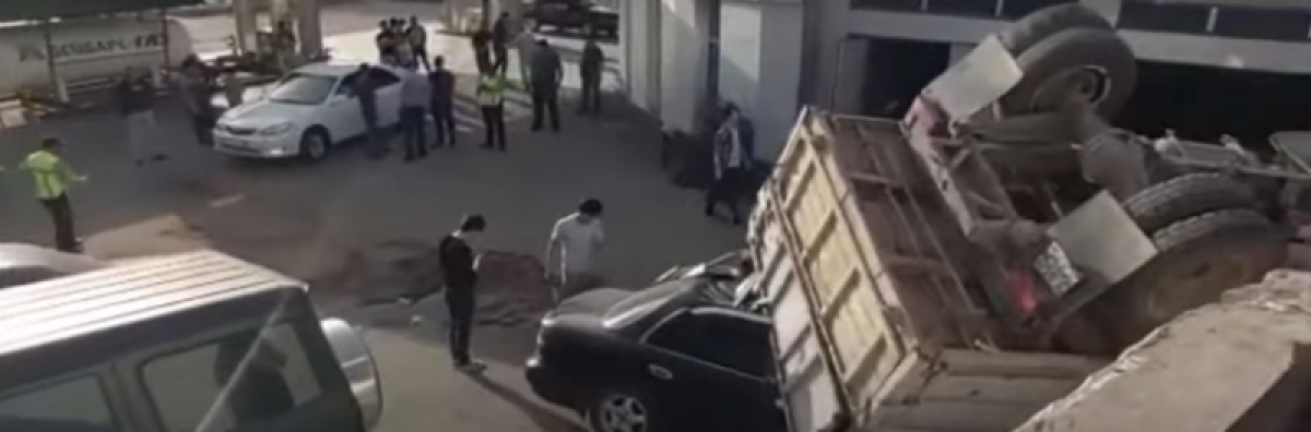 Грузовик слетел с дороги и раздавил три машины в Шымкенте