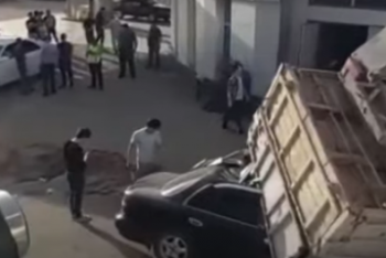 Фотография к новости: Грузовик слетел с дороги и раздавил три машины в Шымкенте