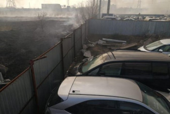 Фотография к новости: Пожар повредил машины на штрафстоянке в Петропавловске