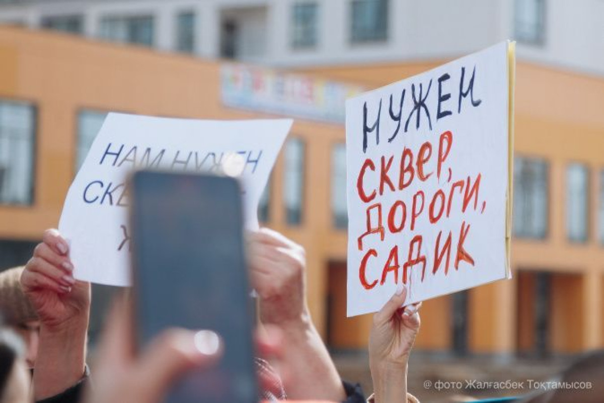 "На стенах трещины, облицовка сыпется". Жильцы "Зам Зам" в Нур-Султане возмущены стройкой ЖК по-соседству