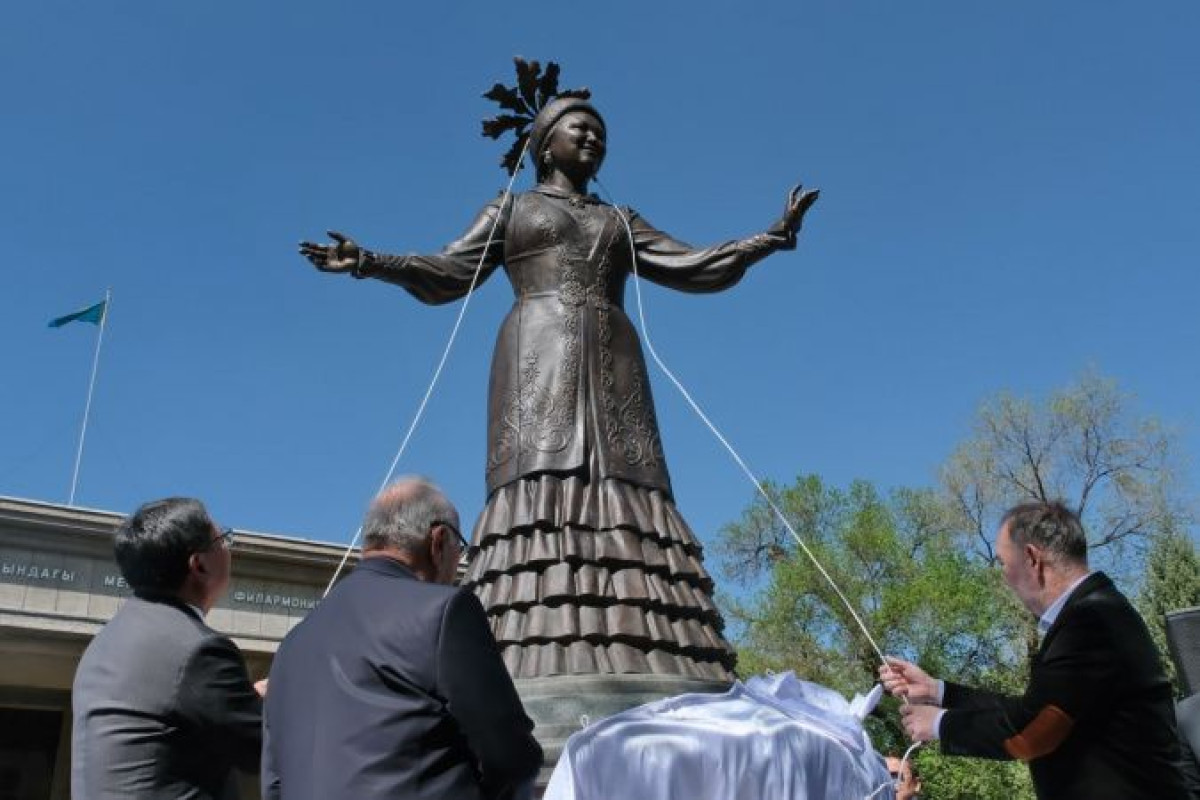 В Алматы открыли памятник певице Розе Баглановой