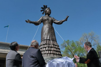 Фотография к новости: В Алматы открыли памятник певице Розе Баглановой
