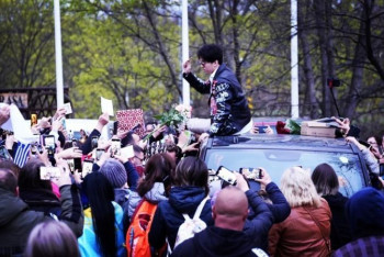 Фотография к новости: Димашу пришлось залезть на крышу авто из-за толпы фанатов в Праге