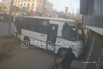 Фотография к новости: Пассажирский автобус въехал в магазин в Актобе