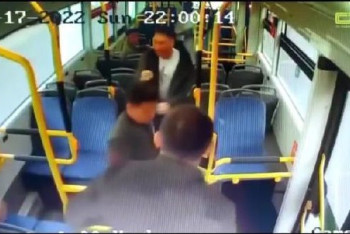 Фотография к новости: Мужчина разбил молотком стёкла в автобусе в Нур-Султане