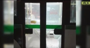 Пьяный пассажир разбил окно автобуса в Нур-Султане