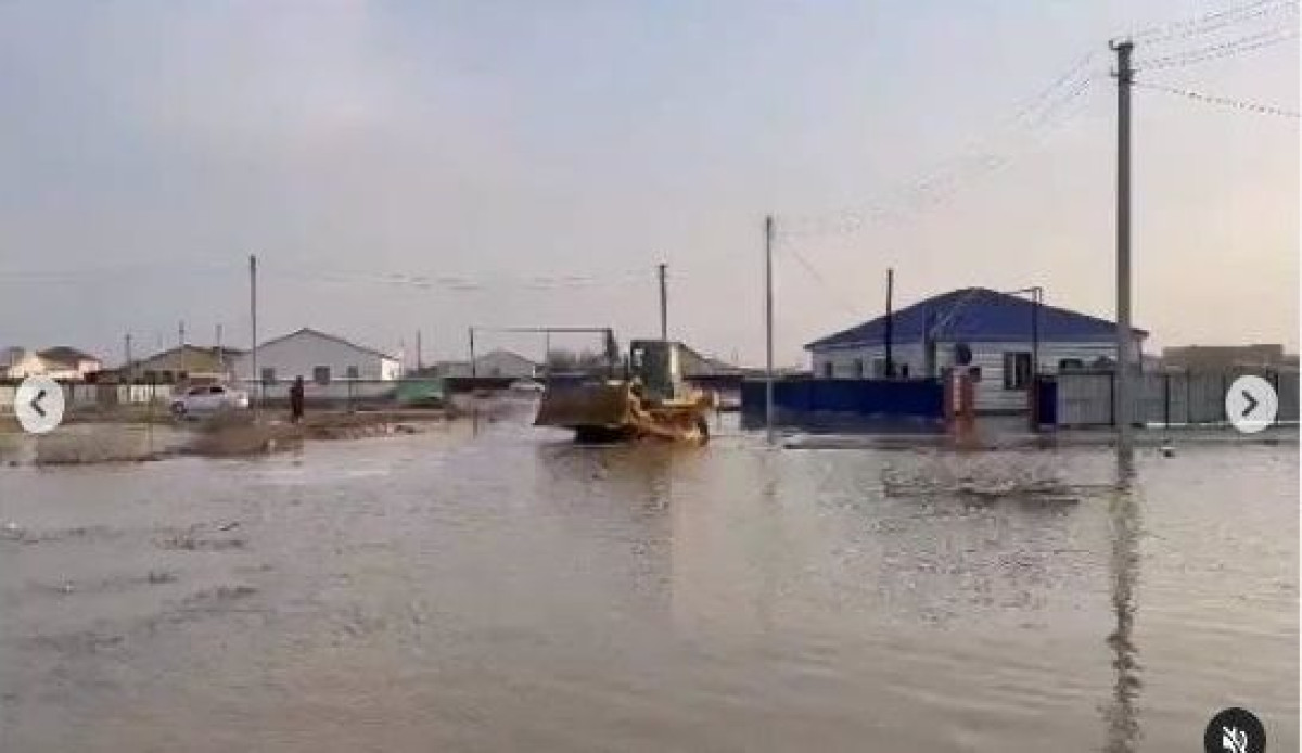Вода по колено: жителей затопленных домов эвакуировали в Кульсары