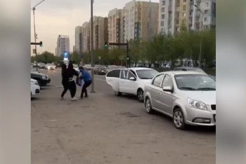 Фотография к новости: "Похищение" девушки на улице в Алматы оказалось пранком