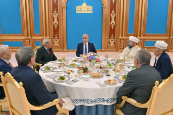 Фотография к новости: Токаев провел ауызашар в Акорде для постящихся в месяц Рамазан