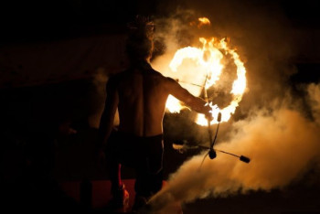 Фотография к новости: Горящий реквизит попал в зрителей во время фаер-шоу в России