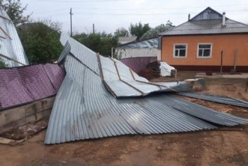 Фотография к новости: Ветер сорвал кровли с шести зданий в Кызылординской области