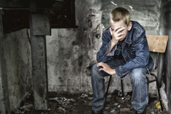 Фотография к новости: "Ютятся на вокзалах и теплотрассах". Почему в Казахстане сироты десятилетиями ждут положенные им квартиры