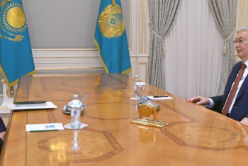 Фотография к новости: Токаев принял известного экономиста Жаксыбека Кулекеева