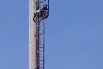 Фотография к новости: Мужчина взобрался на 30-метровый прожектор в Таразе и угрожает суицидом