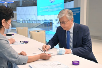 Фотография к новости: Токаев принял участие в выборах депутата мажилиса от АНК