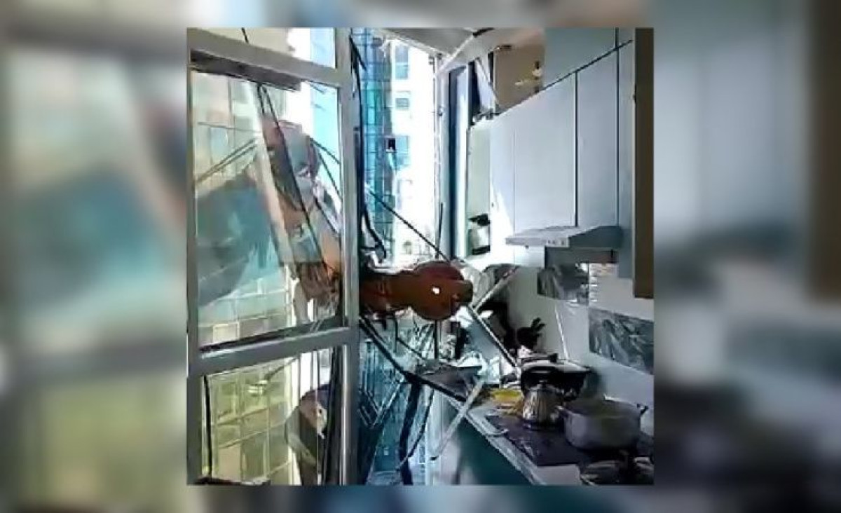 Строительный кран упал на высотку в Нур-Султане