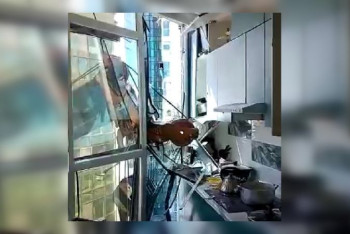 Фотография к новости: Строительный кран упал на высотку в Нур-Султане