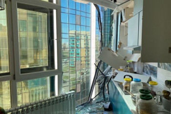 Фотография к новости: "Башенный кран упал возле супруги". Подробности ЧП с пробитым окном в столичной квартире