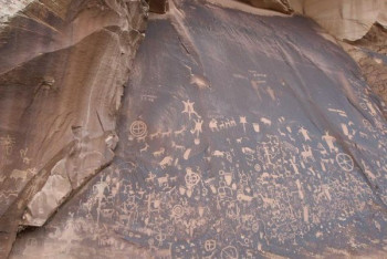 Фотография к новости: Камни с петроглифами крадут из заповедных мест в ВКО