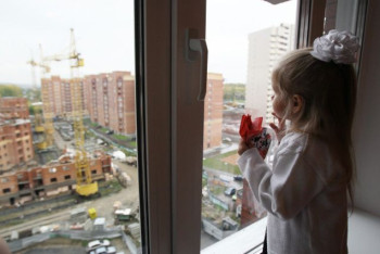 Фотография к новости: Столичные полицейские напомнили родителям о безопасности в сезон открытых окон