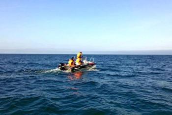 Спасатели ищут с помощью вертолёта пропавших рыбаков в Каспийском море