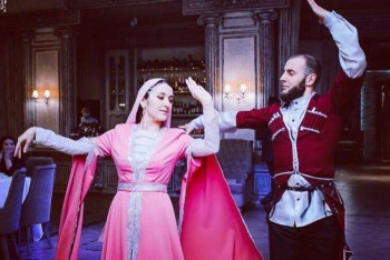 Фотография к новости: Как русский парень поёт про Казахстан и танцует лезгинку