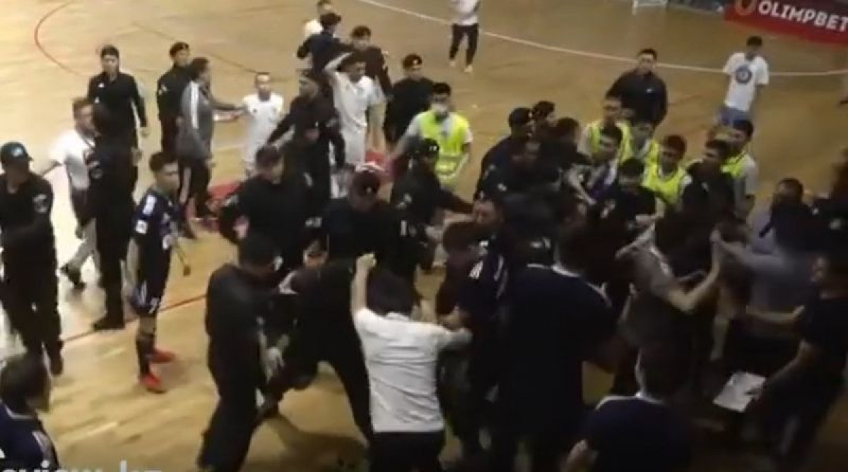 Игроки подрались на чемпионате Казахстана по футзалу