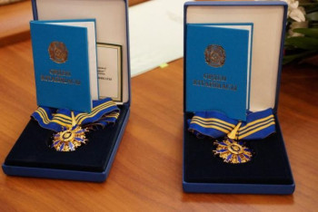 Фотография к новости: Токаев наградил орденом "Барыс" актёра корейского театра