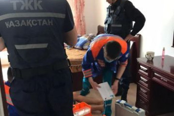 Фотография к новости: Потерявшую сознание женщину с малышом нашли в запертой квартире в Аксу